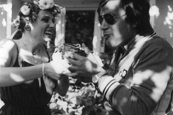 Цветен венец е закичила Михнева на сватбата си (1980 г.). Иван Славков, който й е кум, отпива от менче, подадено от булката.