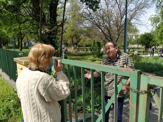 Това е голям благодат, каза 72-годишният бай Петър, който беше посетен от своя позната на Великден.