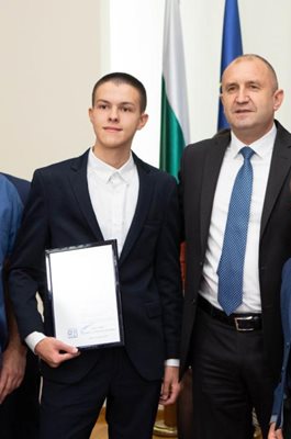 Ученикът получи отличието "Джон Атанасов" от президента Румен Радев

Снимка: Президентството