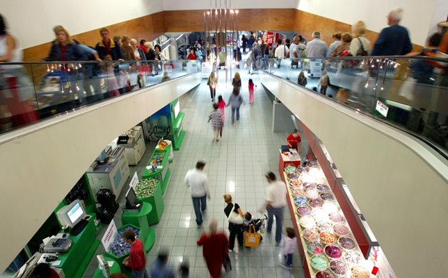 Сърби пазаруват в супермаркет.  СНИМКА: РОЙТЕРС