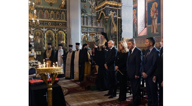 Президентът Румен Радев и вицепрезидентът Илияна Йотова присъстваха на траурната церемония по повод кончината на Ангел Марин
СНИМКА: Президентството