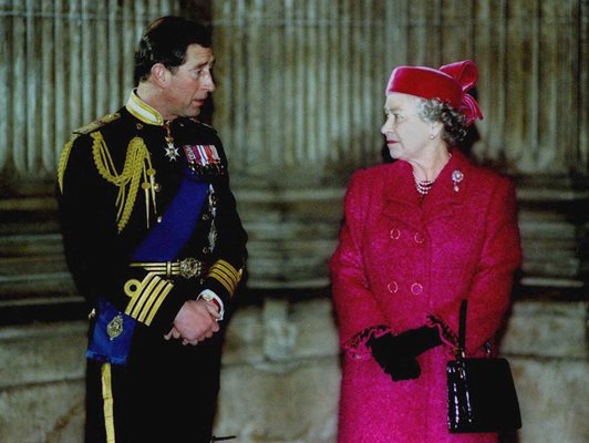 Кралицата била шокирана от връзката на Чарлз и Камила.