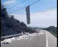Камион се запали на магистрала "Марица", по мантинелите потече ток