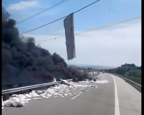 Камион се запали на магистрала "Марица"
Кадър: Валентин Каменов, фейсбук