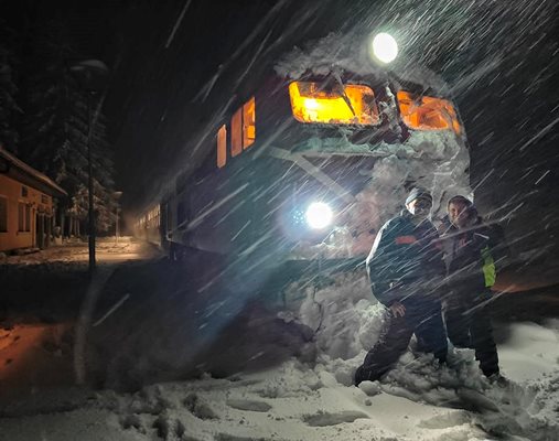 Влаковете по теснолинейката  Септември-Добринище се движеха със закъснение