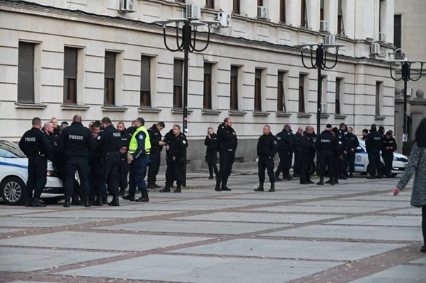 Над 100 полицаи пазят пред Народния театър час преди постановката на Джон Малкович (Снимки)