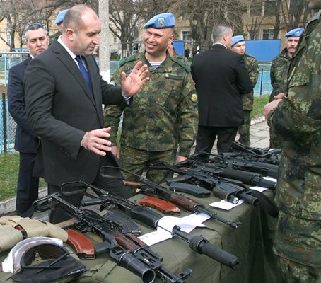 Румен Радев разгледа въоръжението на бригадата.