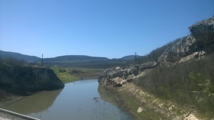 В последните дни армия от рибари обсади Чудните скали на яз. “Цонево”. С много захранка и фини линии късметлиите вадеха големи уклеи и по някоя и друга по-тлъста платика.
