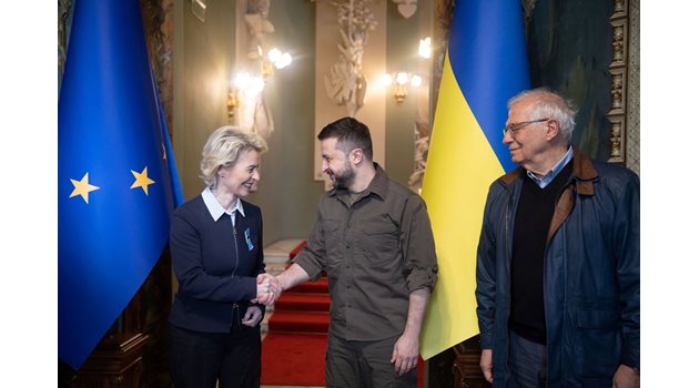 Украинският президент Володомир Зеленсли посреща председателката на Европейската комисия Урсула фон дер Лайен и и върховният представител на ЕС за външната политика Жозеп Борел СНИМКА: Ройтерс