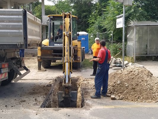 Багер разкопа ремонтираната улица "Юндола", за да бъде направено присъединяване на новострояща се кооперация към канализацията. Снимки: Авторът