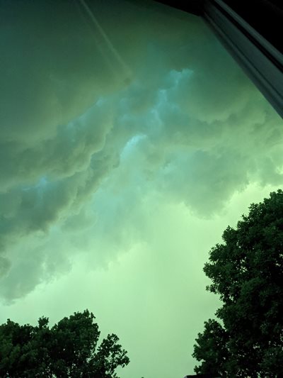 Зелено небе преди бурята в Сиукс Фолс, Южна Дакота. СНИМКА: РОЙТЕРС