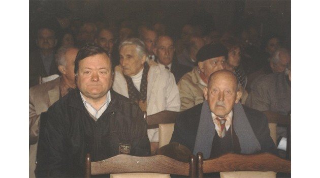 СЪРАТНИЦИ: Илия Минев (вдясно) и Лазар Корбанколев (вляво) на събрание на Съюза на възпитаниците на военните на Н.В. училища