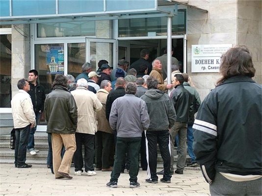 Безработни се редят за участие в трудова борса, организирана в Сливен.
СНИМКА: БУЛФОТО