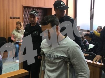 20-годишният Андон Огнянов дойде с патерици в съда.Снимки: Радко Паунов