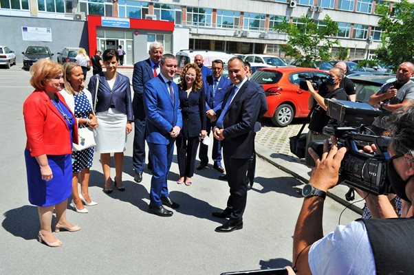Директорът на УМБАЛ "Св. Георги" проф. Карен Джамбазов (вдясно) показа терена, на който ще се изгради новият комплекс