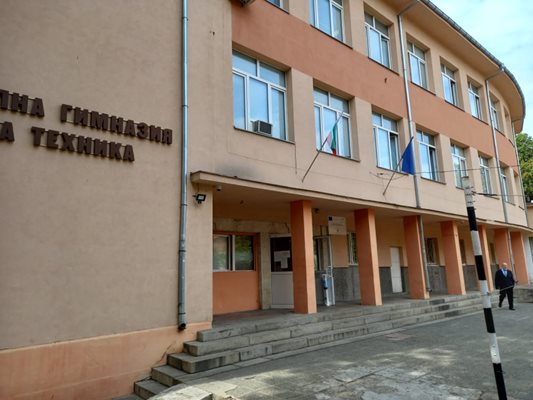 Гимназията по битова техника в Пловдив, където е станал побоят.