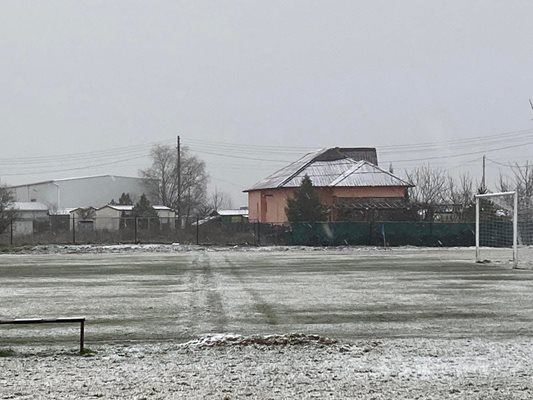 Заради заснежения терен на стадиона във Войсил беше отложен мача на "Спартак" (Пловдив) срещу местния тим.