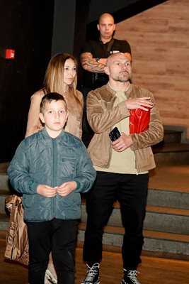 Юлияна Дончева дойде със сина си и мъжа си Стъки