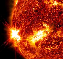 Снимка на слънчеви изригвания, направена от НАСА.