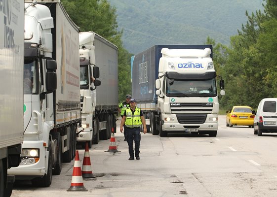 На границата с Румъния трафикът е интензивен на граничен контролно-пропускателен пункт (ГКПП) „Видин" на изход от страната за товарни автомобили. Снимка: Архив