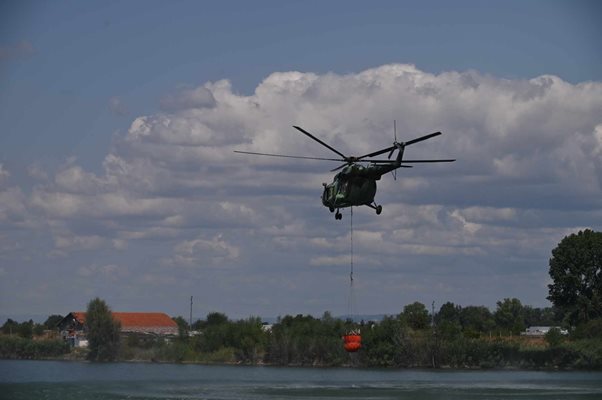 Хеликоптерът "Кугар" събира вода от езерото в Казичене
СНИМКА: Георги Палейков