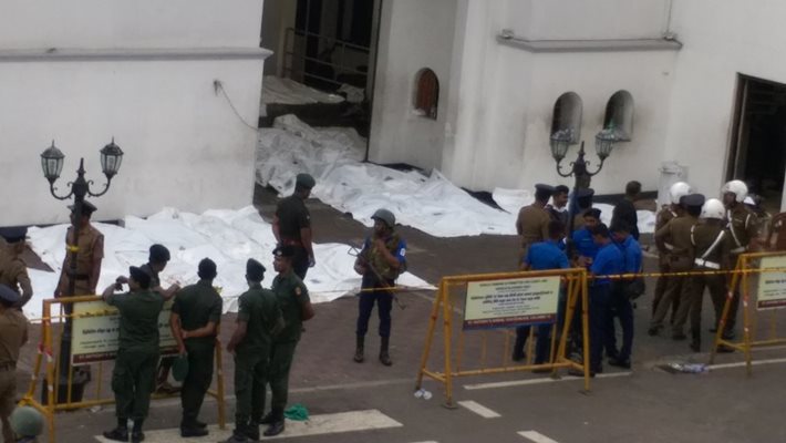 Полицаи идентифицират жертвите на атентатите в Шри Ланка. СНИМКА: Ройтерс