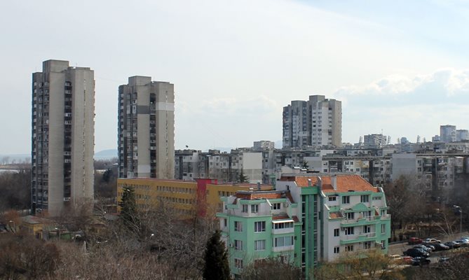 В големите градове броят на имотните сделки намалява - от 3,1% във Варна до 14,9% в Русе.

