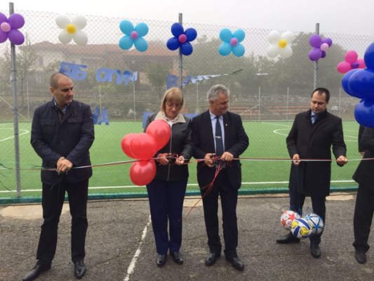 Откриването на спортна площадка в село Паволче