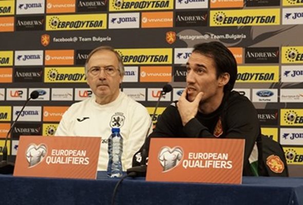 Попов говорил със селекционера Дерменджиев (вляво) за това кой да бъде капитан в бъдеще. Снимка ДЕСИСЛАВА КУЛЕЛИЕВА