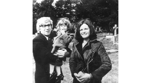 Георги Марков със съпругата си Адел и дъщеричката им, преди да стане жертва на отровителите от КГБ. 