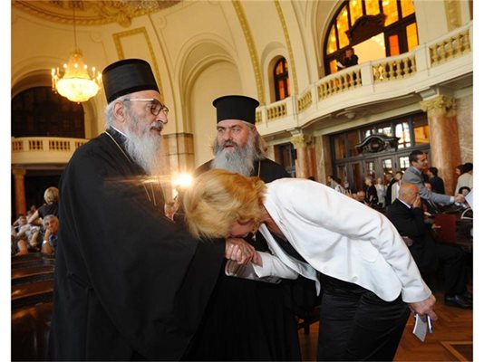 Кметът на София Йорданка Фандъкова целува ръка на Жичкия владика Хризостом от Сръбската православна църква, който бе сред участниците в международния научен форум.
СНИМКА: ЙОРДАН СИМЕОНОВ
