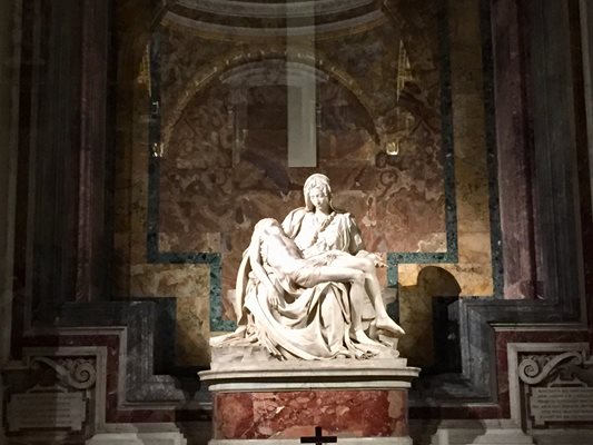 Микеланджело завършва статуята „Пиета”, когато е 24-годишен (