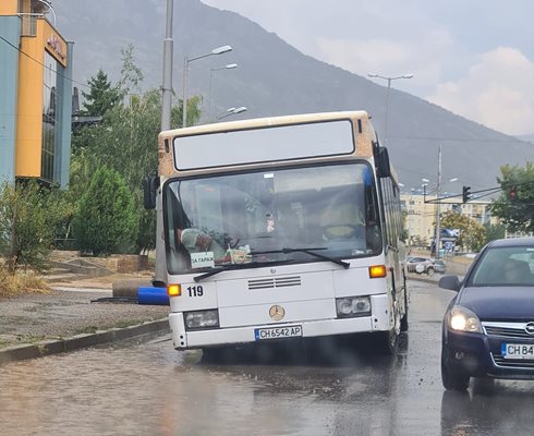 Автобус хлътна в изкоп на ВИК след пороя в Сливен СНИМКА: Фейсбук/Димитър Маринов