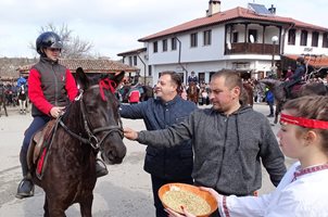 Арбанаси отесня за хилядите, дошли да традиционния празник на Тодоровден