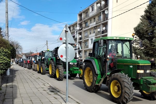 Протестиращи земеделци блокираха пътя от Вълчи дол за Добрич Снимка: Facebook/Галина Маринова