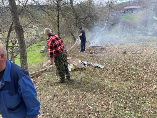 Спасиха от пожар иконите от параклиса край Гостун. СНИМКИ: Община Банско