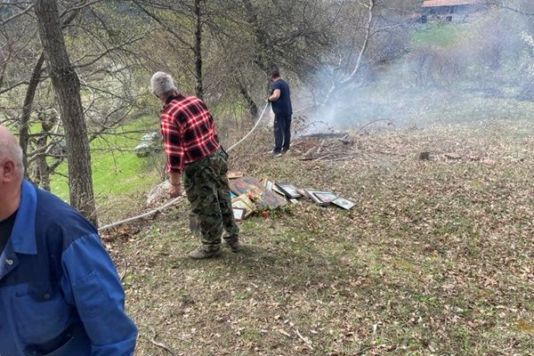 Спасиха от пожар иконите от параклиса край Гостун. СНИМКИ: Община Банско