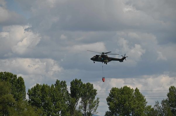 Хеликоптерът "Кугар" събира вода от езерото в Казичене
СНИМКА: Георги Палейков