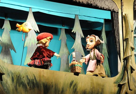Малчугани от "Столипиново" и Аджисанмахала на един дъх изгледаха постановката "Червената шапчица".