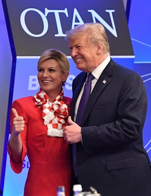 Хърватската президентка с американския си колега Доналд Тръмп на срещата на върха на НАТО в Брюксел.