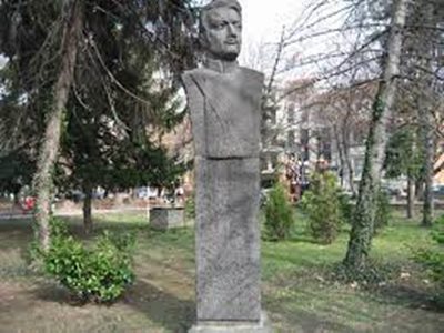 Паметникът на капитан Александър Бураго в Дондуковата градина