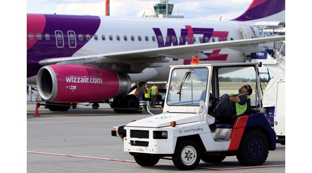 Самолет на Wizz air на летището в Будапеща