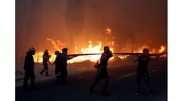 В Атина избухнаха смъртоносни пожари, загинаха 97 души и пострадаха над 200.  СНИМКА: РОЙТЕРС