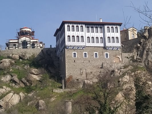 Сега гръцкото училище в Пловдив е с реставрирана фасада и в него ще се премести Пловдивската митрополия.