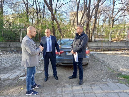 Атанас Бояджиев (в средата) разговаря с кмета Стоян Алексиев.