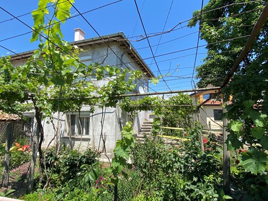 Къщата в пловдивското село Желязно, в която майка уби с нож детето си на 1 юни.
