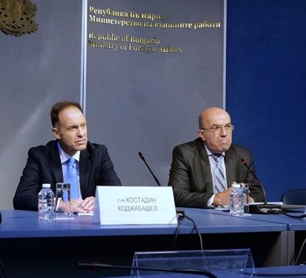 Министърът на външните ни работи Николай Милков (вдясно) и заместникът му Костадин Коджабашев на брифинга.

СНИМКА: МВнР