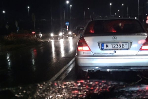 Инцидентът запушва трафика в района на пътния възел. Снимка: I see you KAT Пловдив