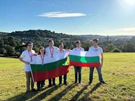 Българският отбор по математика се завърна с 5 медала и една почетна грамота от Международната олимпиада във Великобритания СНИМКИ: МОН