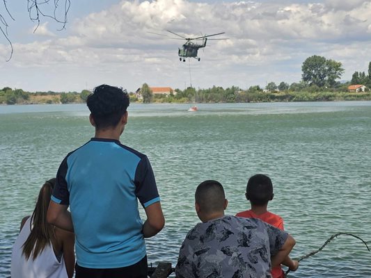 Хеликоптерът "Кугар" събира вода от езерото в Казичене
СНИМКА: Георги Палейков